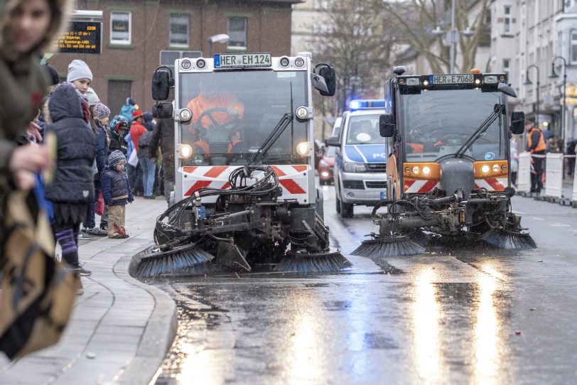 Der Karnevalsumzug am Rosenmontag (04.03.2019) in Herne (NW). Der Umzug startete pünktlich um 12 Uhr vom Kurt-Edelhagen-Platz in Sodingen in Richtung Innenstadt. Trotz der Unwetterwarnung des DWD hatten sich die HeKaGe und das Ordnungsamt entschieden, den Zug rollen zu lassen. Kurz nach dem Start setzte ein heftiger Schauer ein, der Teilnehmer und Zuschauer ordentlich durchweichte.