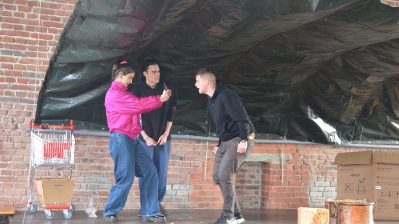 Marry (Pia Heldmann) und der eher introvertierte Hub (Lucien Räderscheidt) treffen auf den Aussteiger Dio (Tobias Krebs).