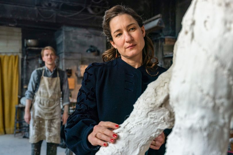 Sibylle (Marie Leuenberger) bewundert Stillers (Albrecht Schuch) künstlerische Arbeit .