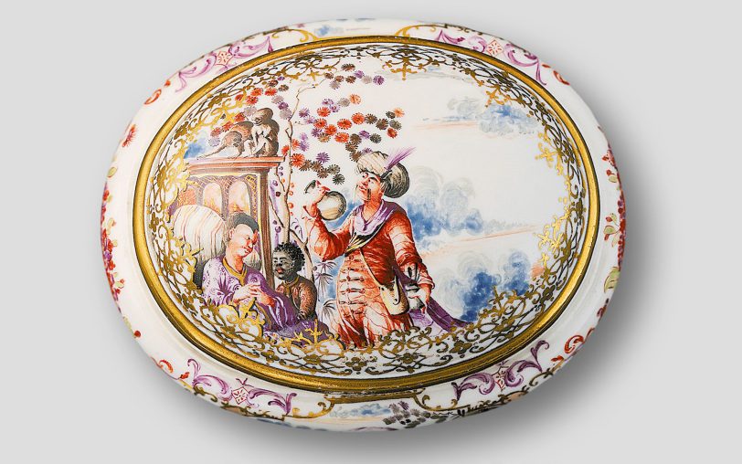 Dose mit chinesischem Arzt, Meißen, 1723/24, Porzellan aus der Sammlung Ludwig (c) Museen der Stadt Bamberg, Historisches Museum Bamberg