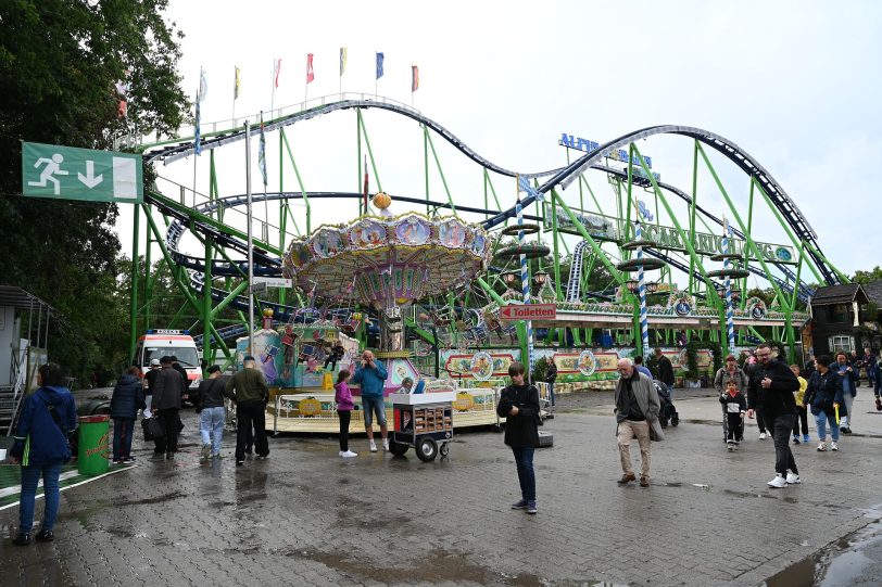 Die Cranger Kirmes beginnt regnerisch.