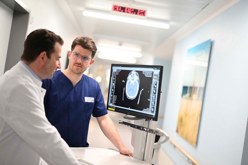 EvK-Chefarzt Prof. Dr. Christos Krogias (l.) und Dr. Daniel Richter haben gemeinsam die wegweisende PROMoSD-Studie durchgeführt.