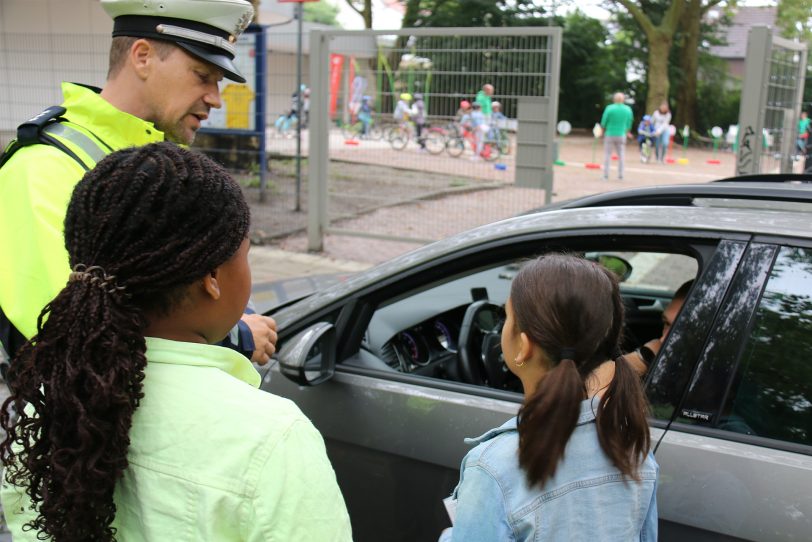 Die Grundschüler bedankten sich mit selbst gemalten Dankeschön-Zetteln und Bildern bei ihnen für ihr rücksichtsvolles Fahren.