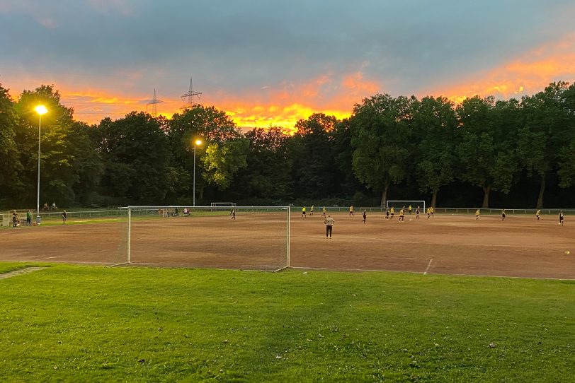 Sportplatz Röhlinghausen: Kunstrasen statt Asche.