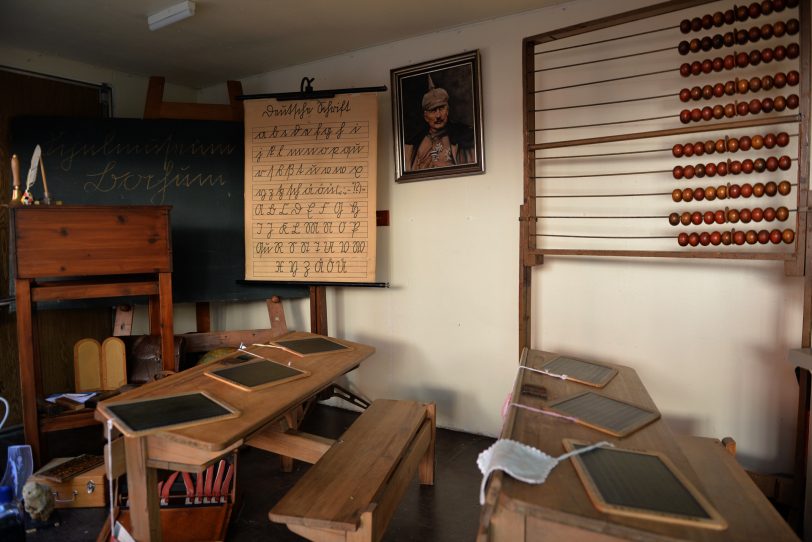 Das Emschertal-Museum lädt Menschen mit Demenzerkrankung und ihre Begleitpersonen ein, schöne Momente im Schloss oder im Heimatmuseum zu erleben. Das Bild zeigt ein Klassenzimmer um 1900.