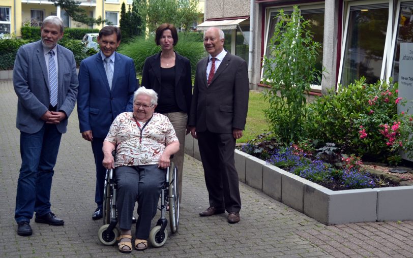 v.l.Andreas Eckhardt (Geschäftsführer Johanneswerk), Dr. Frank Dudda, Margret Springkämper (Hausleitung), Dr. Ingo Habenicht, vorne Bewohnerin Margarethe Thoennes.