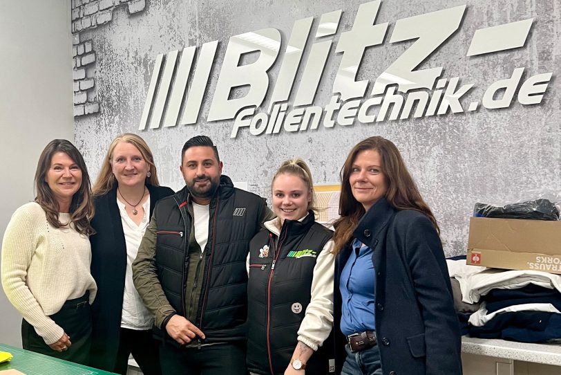 Zu Besuch in der Kreativ-Werkstatt der Blitz-Folientechnik: (von links) Cordula Klinger Bischof und Conny Lengert-Scholz (Ruhrwerk), Onur Yildirim (Geschäftsführer Blitz-Folientechnik GmbH) mit einer Mitarbeiterin und Iris Stiebling (Ruhrwerk).