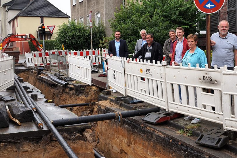 Anwohner und Mitarbeiter der Stadtwerke und Innovation City Herne an der BauStelle zum Fernwärmeausbau in der Hiberniastraße.