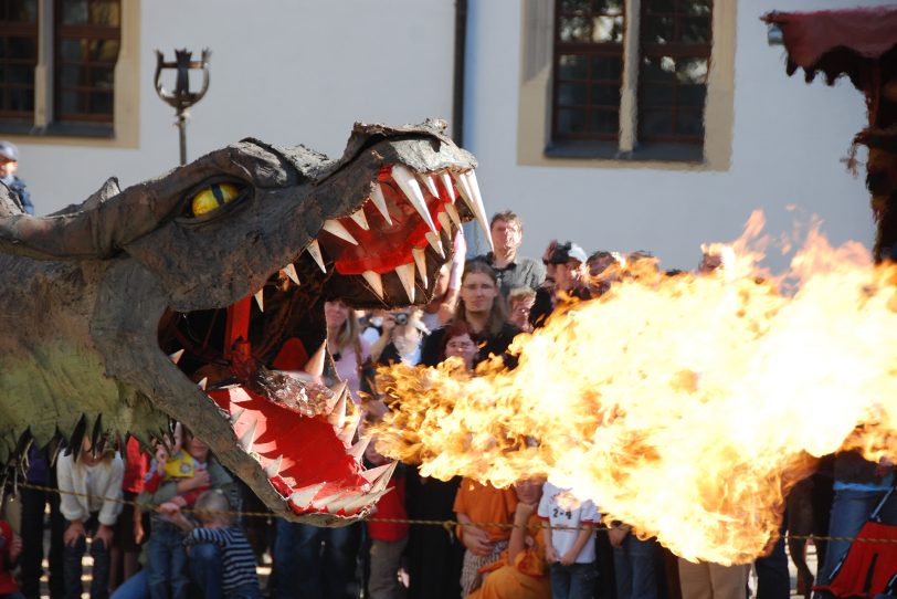 Feuerspuckender Drache wird zum Mittelalter Markt erwartet.