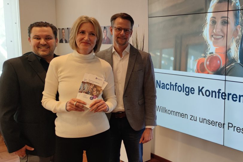 Julian Mikulik, Sabine Matuschowksi und Stefan Grave (v.l.n.r.), laden zur Nachfolge Konferenz Ruhr ins Vonovia Ruhrstadion.