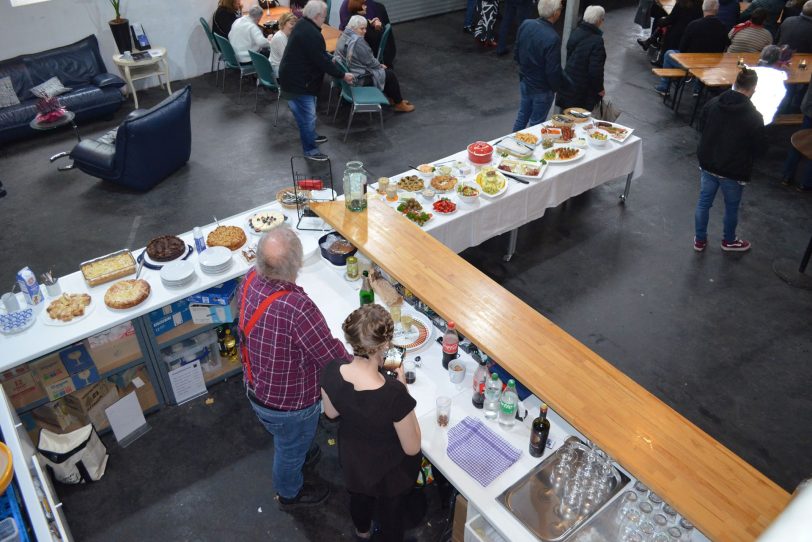 Der Herner Kunsthistoriker Dr. Falko Herlemann als Herr des Buffets.