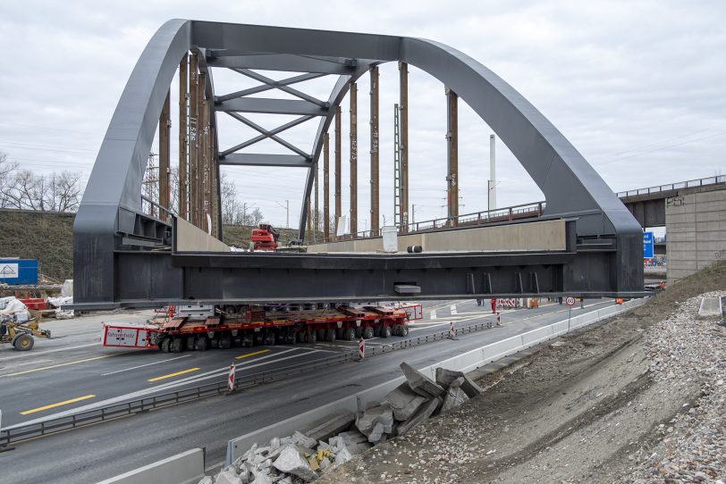 Einheben des ersten Teilstücks für die neue Eisenbahnbrücke über die A43 in Herne (NW), am Sonntag (28.0.2021).