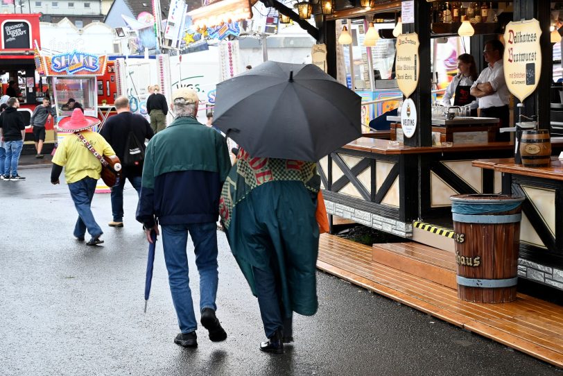 Mit dem Schirm über Crange? Mag kaum einer, aber bei Regen ein notwendiges Übel.