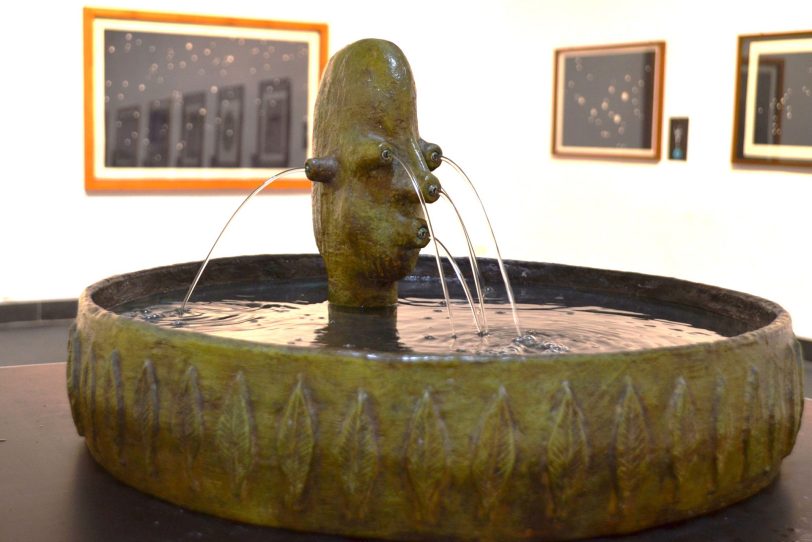 Das Modell des Rotz und Wasser-Brunnens steht mitten in der Schwarzkaue, im Hintergrund großformatige Holzschnitte die 1995 entstandenen Serie „Sommer-Sternbilder“