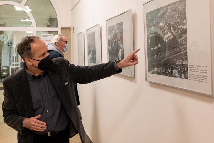 Stadtarchivar Jürgen Hagen erklärt die Ausstellung: 'Aufbruch 50@25'.