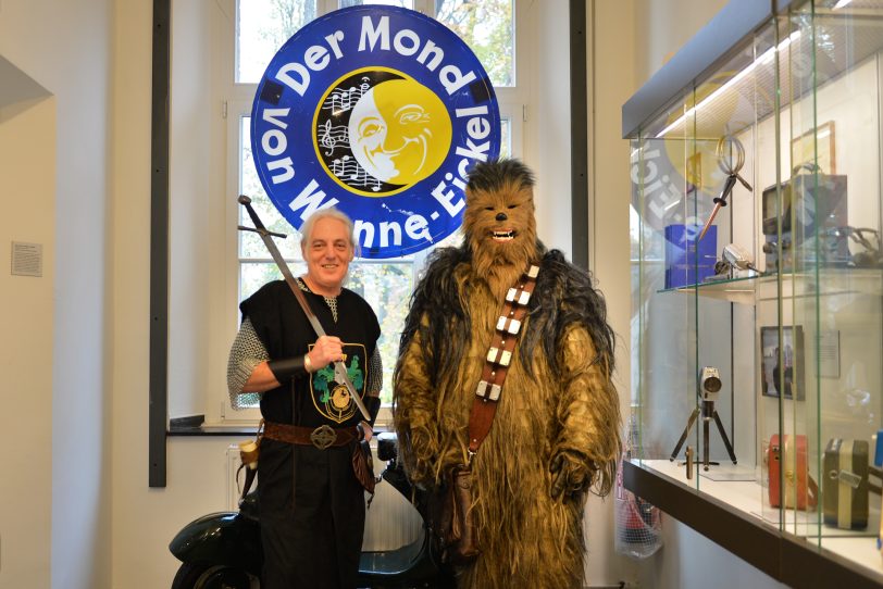 Bereit für das Fest: (v.li.) Mondritter Horst Schröder und der Happy Wookie.