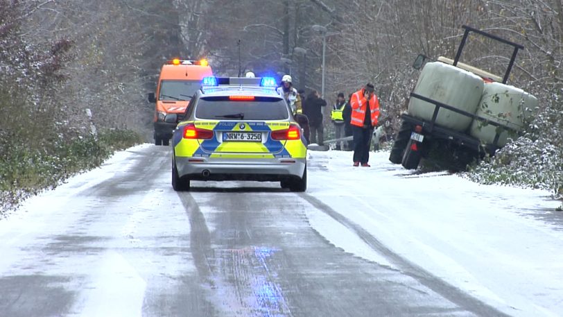 Unfall von zwei Traktoren mit Anhänger auf der schneeglatten Waldstraße.