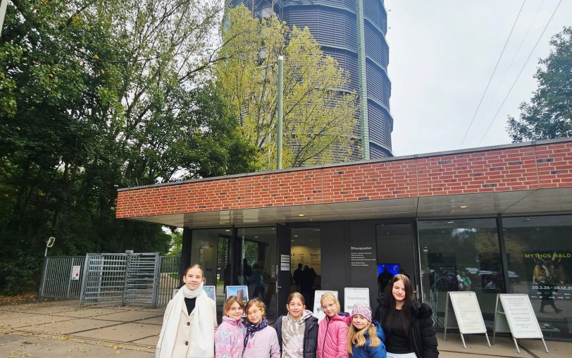 Die Jugendförderung der Stadt Herne organisierte zum Weltmädchentag am Samstag (11.10.2025) einen Ausflug zum Oberhausener Gasometer (im Hintergrund) und der Ausstellung