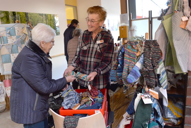 Gestrickte Socken fanden reißenden Absatz beim Adventsbasar im Lukas Hospiz 2024.