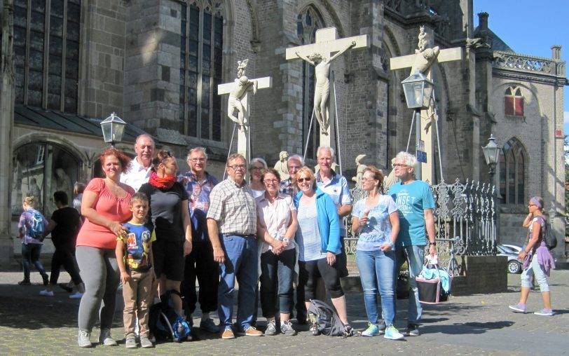 Die Teilnehmer der Fahrradtour am Xantener Dom.