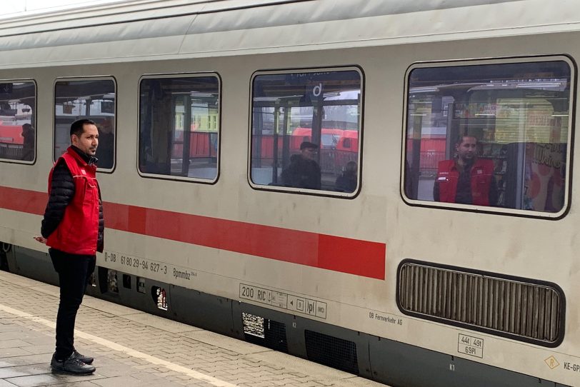 Servicehelfer Ayman Mahmud am Bahnhof in Wanne-Eickel.