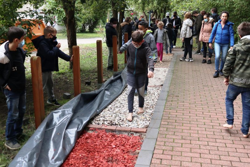 Bochumer Schüler informierten sich am Barfuß-Sinnespfad des Eva-von-Tiele-Winckler-Haus.