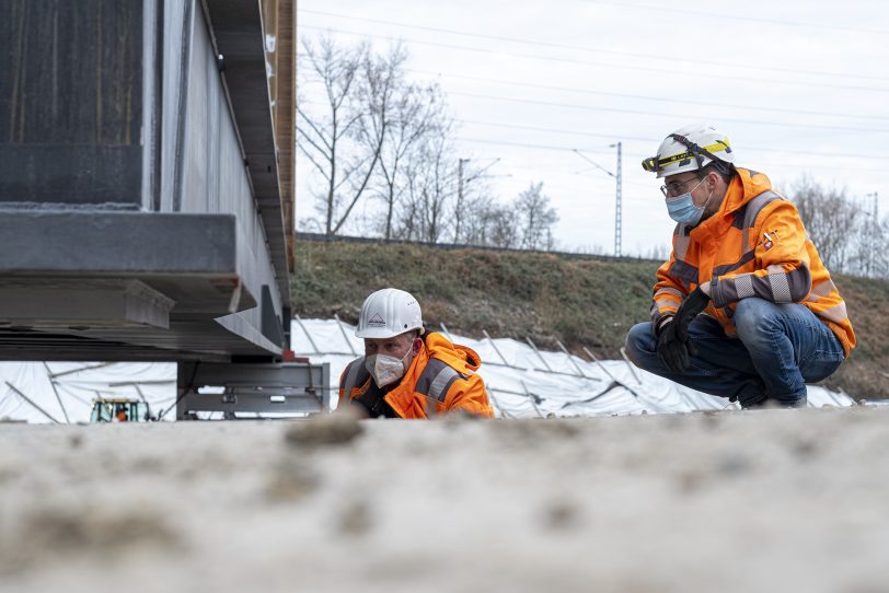 Einheben des ersten Teilstücks für die neue Eisenbahnbrücke über die A43 in Herne (NW), am Sonntag (28.0.2021).