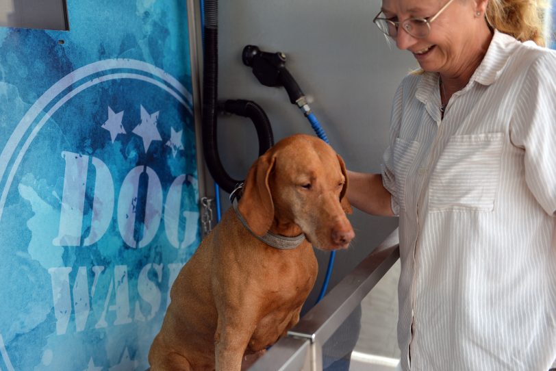 In Wanne-Eickel gibt es die erste Hundewaschanlage auf dem Gelände des Autowaschcenters Klaeser an der Dorstener Straße. im Bild: Hund Luna mit Frauchen Anne, die die Waschanlage ausprobieren.