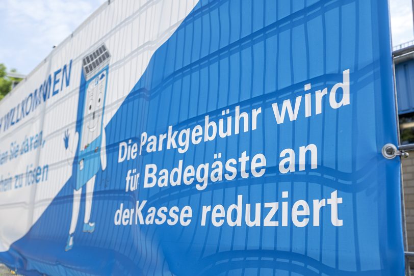 Wiedereröffnung des Frei-und Hallenbads Südpool in Herne (NW), am Dienstag (15.06.2021). Das Bad war infolge der Corona-Pandemie seit November des letzten Jahres geschlossen.