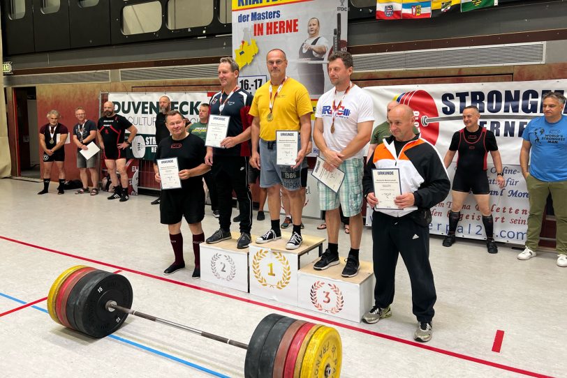 Jörg Kasparek ( 3.v.l.) war ebenfalls in der Altersklasse 2 siegreich bei einer Gesamtleistung von 572,5Kg und Gewichtsklasse-93kg.