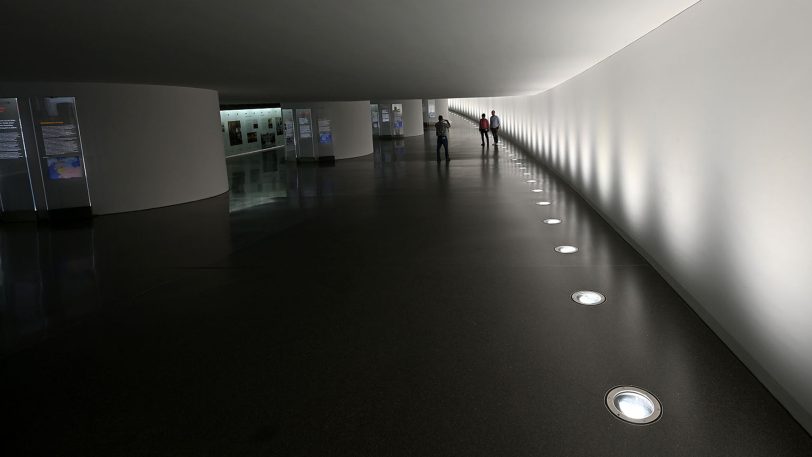 hallo-Fotograf Heinz-Jürgen Bourichter wurde durch das Paul-Löbe-Haus, das Marie-Elisabeth Lüders Haus und den Reichstag in Berlin geführt. Allabendlich beginnt mit Einsetzen der Dunkelheit eine Film-, Licht- und Tonprojektion mit dem Titel „Dem deutschen Volke — Eine parlamentarische Spurensuche. Vom Reichstag zum Bundestag“.