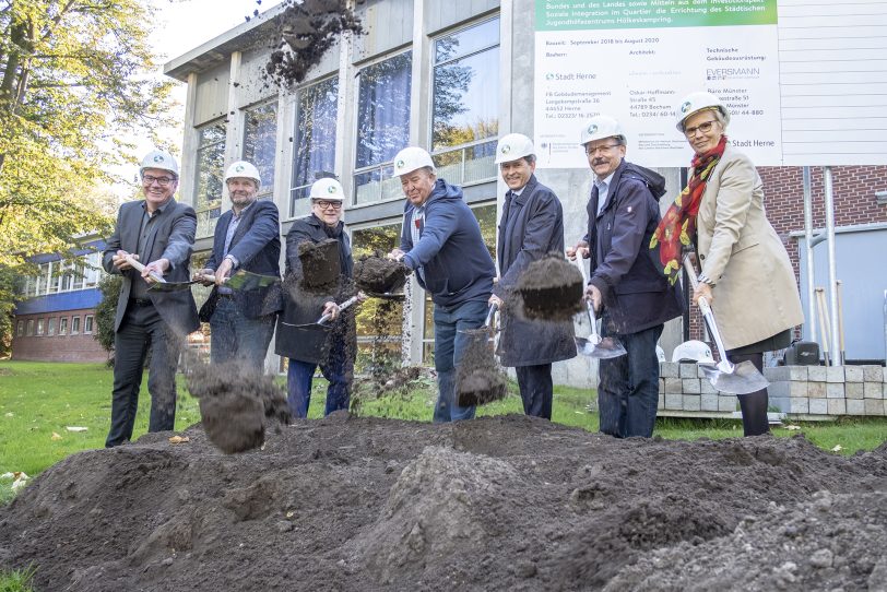 Spatenstich am Hölkeskampring.