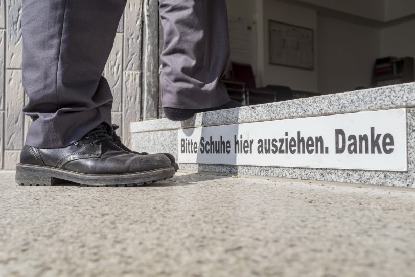 Schuhe im Gebetsraum bitte ausziehen.