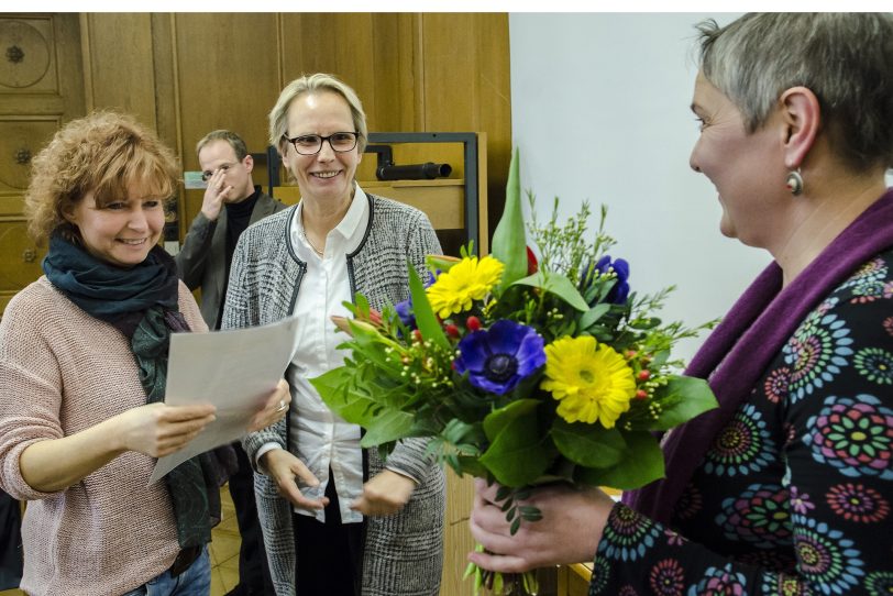 Dezernentin Gudrun Thierhoff überreicht die Zertifikate.