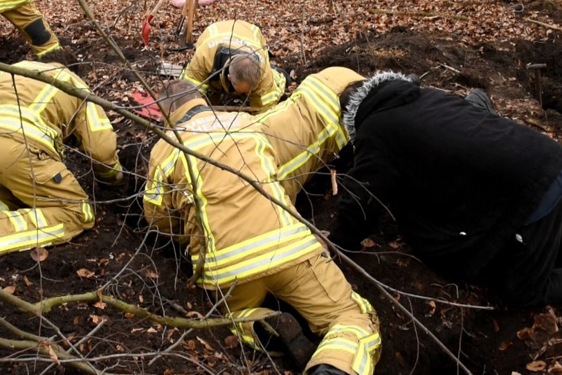 Die Wehrleute der Herner Feuerwehr befreien einen kleinen Hund aus einem Hasenbau.