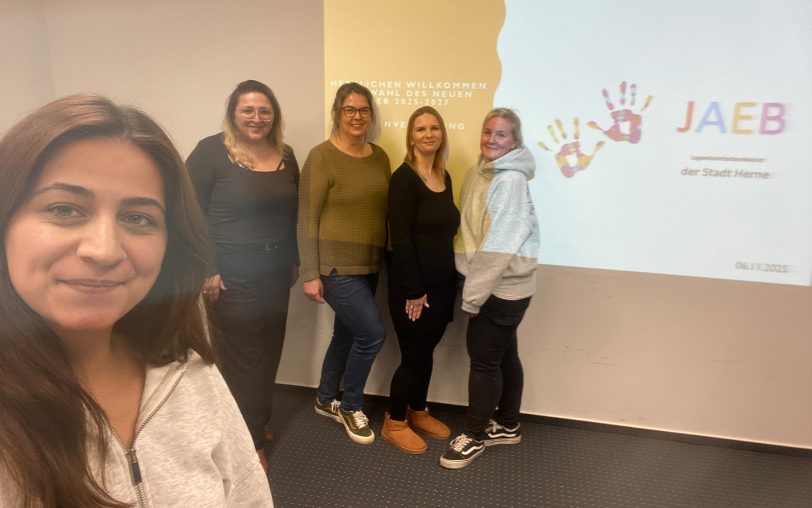 Der neue Vorstand des Jugendamtselternbeirats wurde am Donnerstag (6.11.2025) gewählt: Alte und neue Vorsitzende ist Karina Majer (2.v.r.). Außerdem auf dem Bild: (vorne, v.li.) Özlem Dede (stellvertretende Vorsitzende und Ausschussmitglied), Ramona Stier (stellvertretende Schriftführerin), Elmedina Mernica (Beauftragte für den Landeselternbeirat) und Sarah Weigl (Schriftführerin). Es fehlen: Aylin Dogan (Mitglied), Marcel Jedner und Nadine Hug (jeweils Beirat).