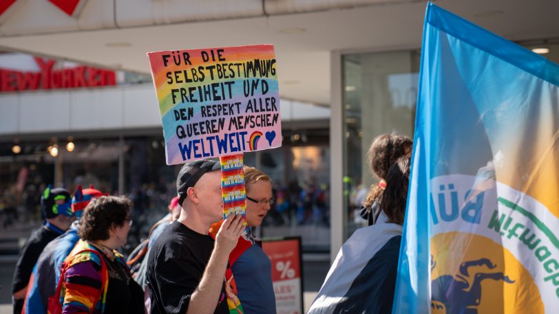 Der Christopher Street Day (CSD) am Samstag (21.9.2024) begann auf dem Europaplatz und zog anschließend durch die Stadt.