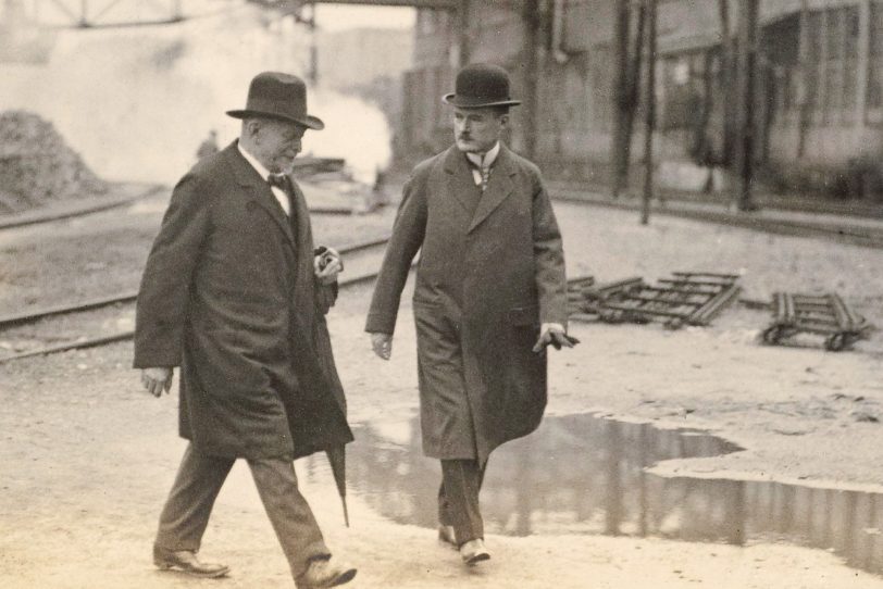 Der Umschlag der Neuauflage zeigt Gustav von Bohlen und Halbach mit August Thyssen (links) am 26. Juni 1918 in der Gussstahlfabrik der Firma Krupp in Essen.