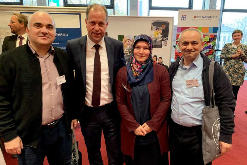 Familie Nazik aus Herne mit Dr. Joachim Stamp (2.v.l.), Minister für Kinder, Familie, Flüchtlinge und Integration des Landes Nordrhein-Westfalen.
