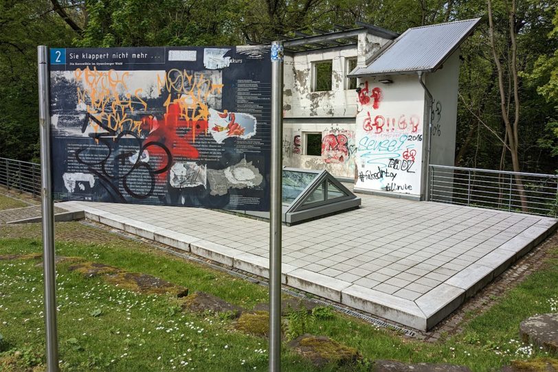 Auch vor der Infotafel der ehemaligen Wassermühle im Gysenberg Park machen die Schmierfinken nicht Halt. Die Rudimenten der Wassermühle im Gysenberger Wald, die 1721 erstmalig urkundlich erwähnte wurde, steht in der Nähe der Teiche. Die Mühle gehörte erst der adeligen Familie von Gysenberg und später den Grafen von und zu Westerholt. Graf Egon Franz verkaufte 1927 den Gysenberger Wald an die Stadt Herne.