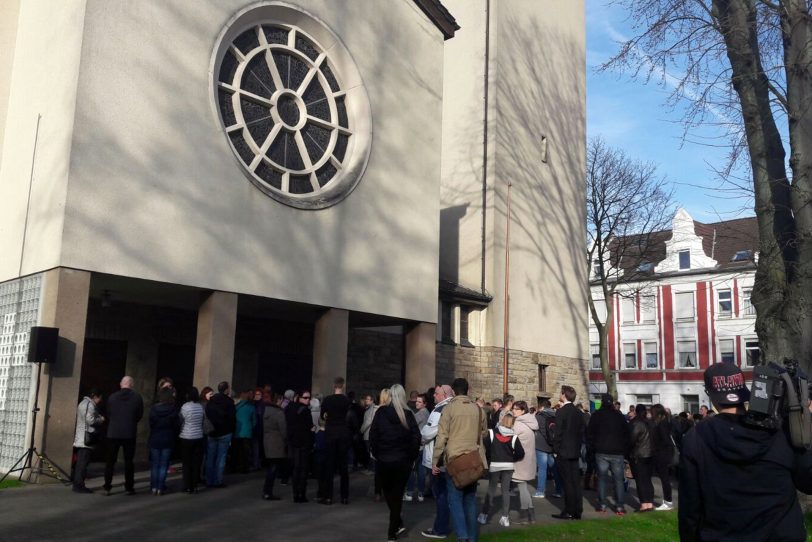 Vor der Herz-Jesu Kirche in Wanne beim Trauergottesdienst.