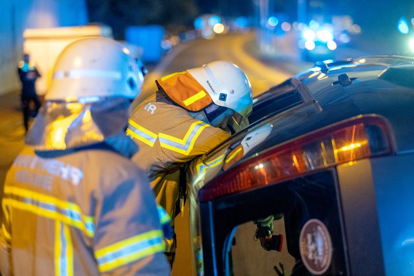 Übung der Feuerwehr in Herne (NW), am Donnerstag (09.06.2022), im Straßentunnel der Dorstener Straße. In dem 109 Metern langen Tunnel, unter den Eisenbahngleisen in Stadtteil Wanne, wurde der Verkehrsunfall mit zwei PKW und drei verletzten Personen realitätsnah inszeniert. Einsatzkräfte der Berufs- und der Freiwilligen Feuerwehr sowie des Rettungsdienstes übten die Befreiung der in den Fahrzeugen eingeschlossenen Personen und deren rettungsdienstliche Versorgung.