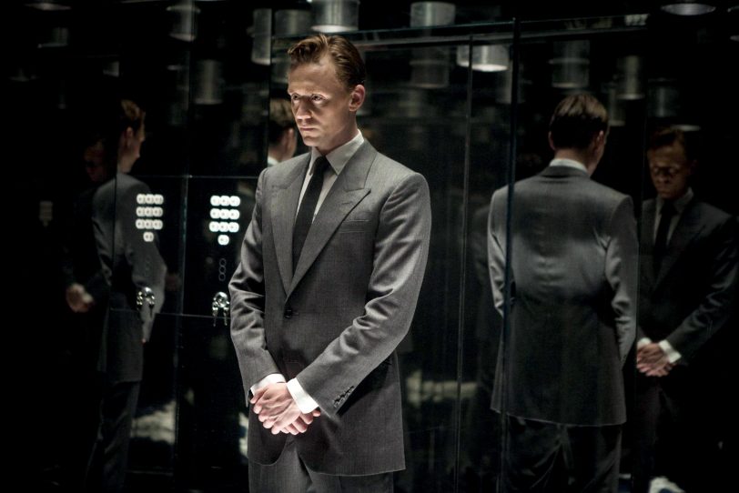 Adaption eines J. G. Ballard-Romans um einen Mikrokosmos in einem Hochhaus-Komplex. Im Bild: Tom Hiddleston.