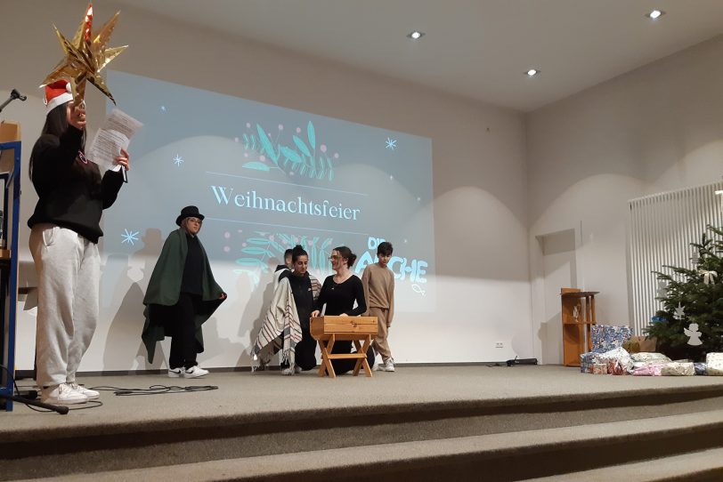 Jugendliche führten ein Krippenspiel bei der Weihnachtsfeier 2023 der Arche mit rund 50 Kindern und Jugendlichen im Gemeindesaal der evangelischen Lutherkirche auf.