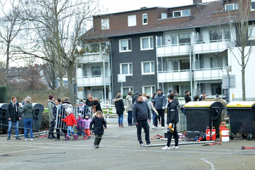 Der Kinder- und Jugendzirkus Dobbelino macht Station an der Grundschule in Holsterhausen, der Sonnenschule. Am Sonntag bauten das Zirkusteam Eltern und Lehrer das Zelt auf dem Schulhof auf.