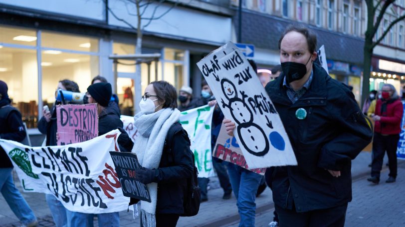Auch mit Plakaten zeigten sie ihre Meinung zum Klimawandel.