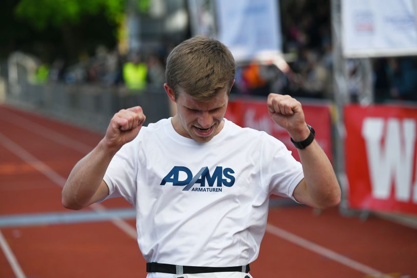 Ein Läufer freut sich beim Zieleinlauf