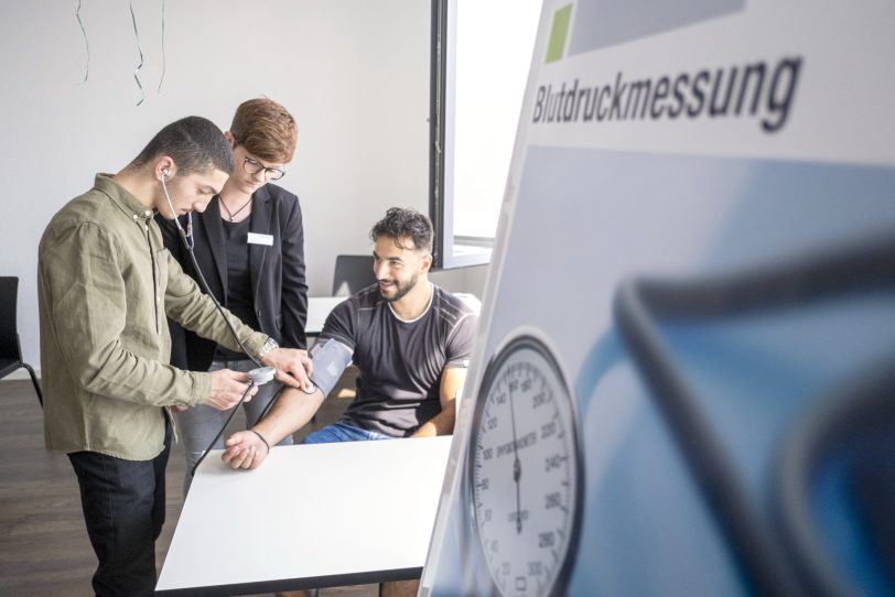 Campuseröffnung der St. Elisabeth-Gruppe an der Widumer Straße in Herne (NW), am Freitag (30.08.2019). Die St. Elisabeth Gruppe – Katholische Kliniken Rhein-Ruhr – investierte am Standort des früheren Marien-Hospitals in Börnig 16,5 Millionen Euro um dort die Aus- und Weiterbildung zu bündeln. In der Krankenpflegeschule wird die Ausbildungen in der Gesundheits- und (Kinder-) Krankenpflege, Altenpflege sowie Pflegeassistenz angeboten. Hinzu kommen die Hebammenschule und die Schule für Berufe im Operationsdienst. Darüber hinaus wird das Ausbildungsangebot um die Berufsbilder der Physio- und Ergotherapeuten sowie Logopäden ergänzt. Hinzu kommt ein umfassendes Weiterbildungsangebot.