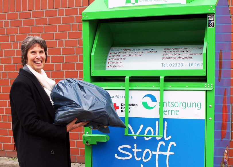 Sonja Tatzel (Entsorgung Herne) vor einem der neuen Altkleidercontainer.