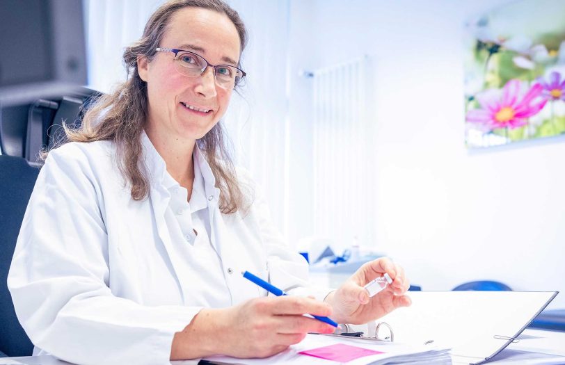Priv.-Doz. Dr. Uta Kiltz untersucht die Reaktion des Immunsystems von Rheuma-Patienten auf einen Zoster-Totimpfstoff.